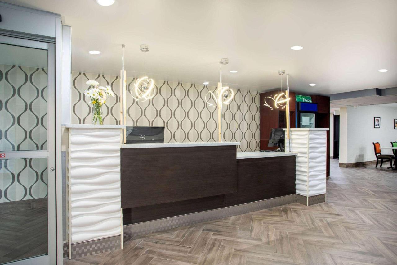 Wingate By Wyndham Bloomington Hotel Exterior photo
